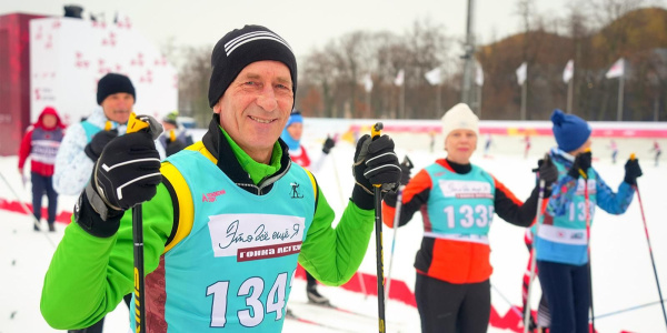 Участники «Московского долголетия» вышли на лыжную гонку