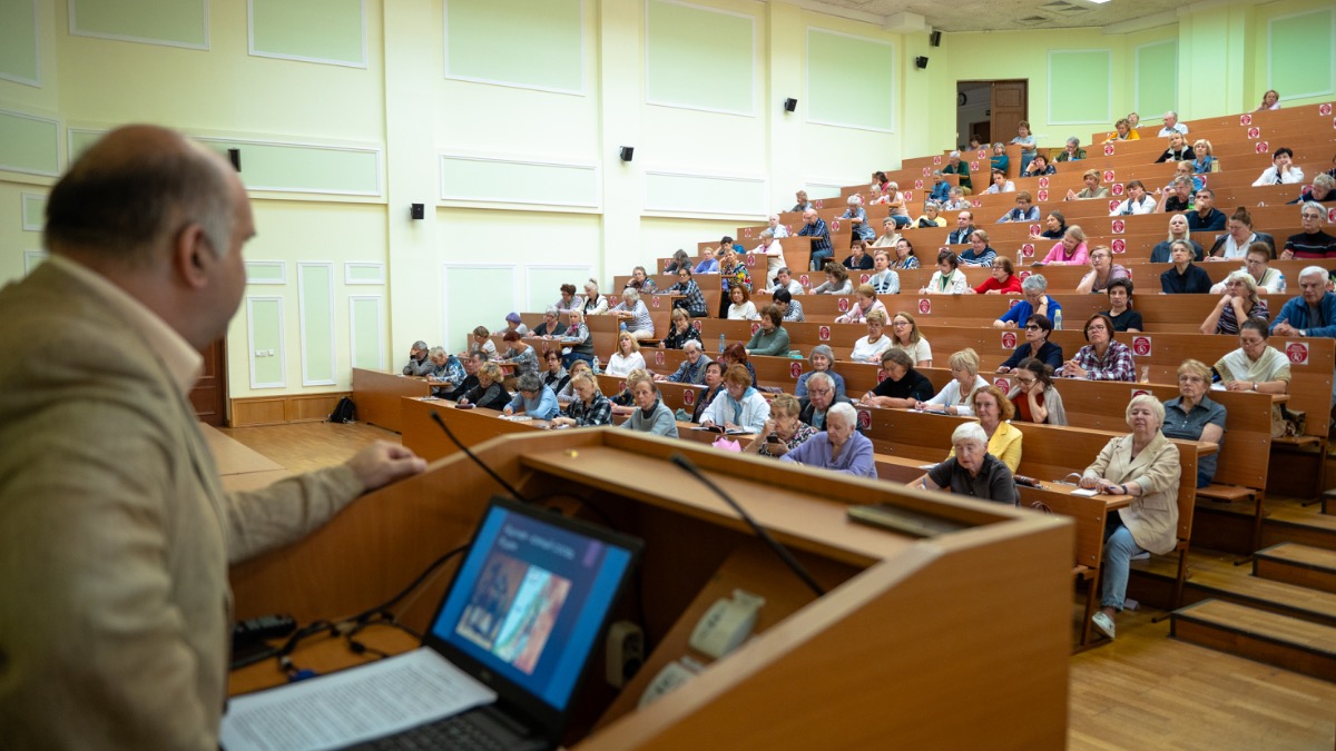 Участники «Московского долголетия» смогут изучать в столичных вузах арт-терапию и работу с нейросетями