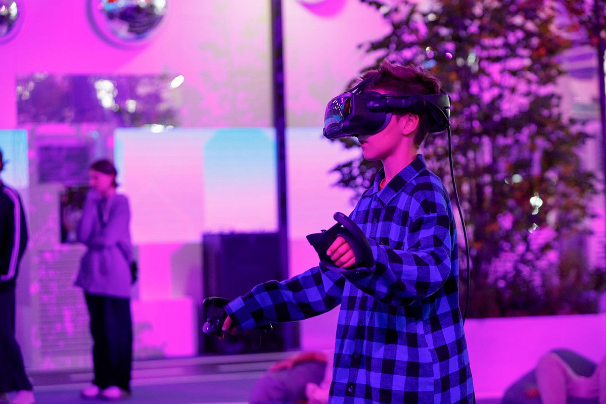 Начались соревнования по фиджитал-спорту для юных москвичей