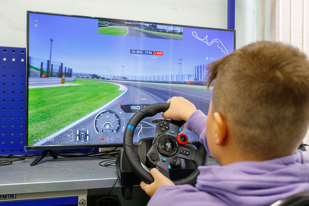 Начались соревнования по фиджитал-спорту для юных москвичей